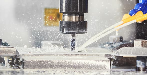Foratura CNC con refrigerante su componente in lavorazione