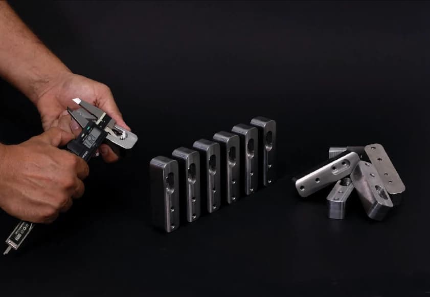 Controllo dimensionale con calibro su componenti lavorati da TML