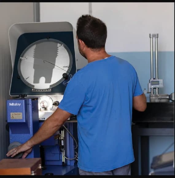 Tecnico TML durante una verifica nell’area controllo qualità